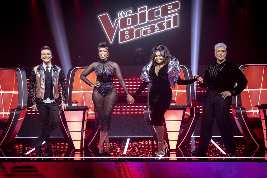 Técnicos do The Voice Brasil 11 Michel Teló, Iza, Gaby Amarantos e Lulu Santos dão as mãos, eles estão no cenário do reality show