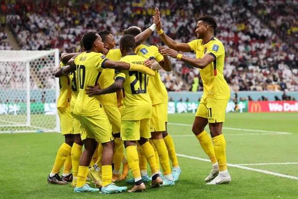 Jogadores do Eqaudor abraçados, em uma rodinha, comemorando gol contra o Catar, no jogo de abertura da Copa do Mundo