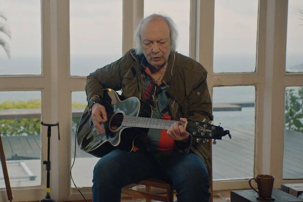 Erasmo Carlos tocando seu violão em documentário do Globoplay