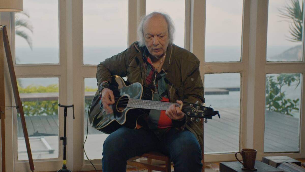 Erasmo Carlos tocando seu violão em documentário do Globoplay