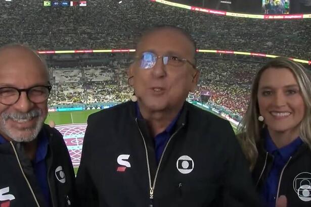 Comentarista Junior, Galvão Bueno e Ana Thais Matos no estádio da vitória do Brasil na Copa do Mundo