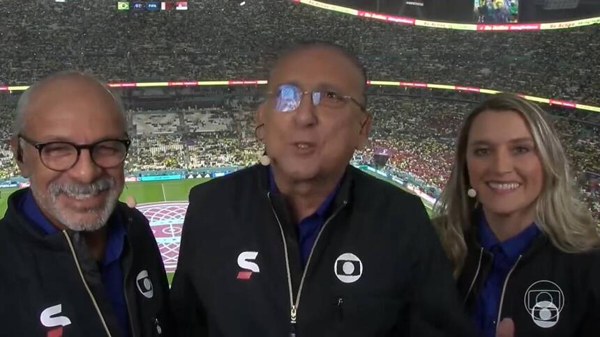 Comentarista Junior, Galvão Bueno e Ana Thais Matos no estádio da vitória do Brasil na Copa do Mundo