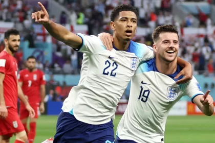 Jogadores Jude Bellingham e Mason Mount se abraçando e comemorando gol pela Inglaterra, na Copa do Mundo