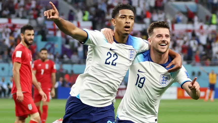 Jogadores Jude Bellingham e Mason Mount se abraçando e comemorando gol pela Inglaterra, na Copa do Mundo