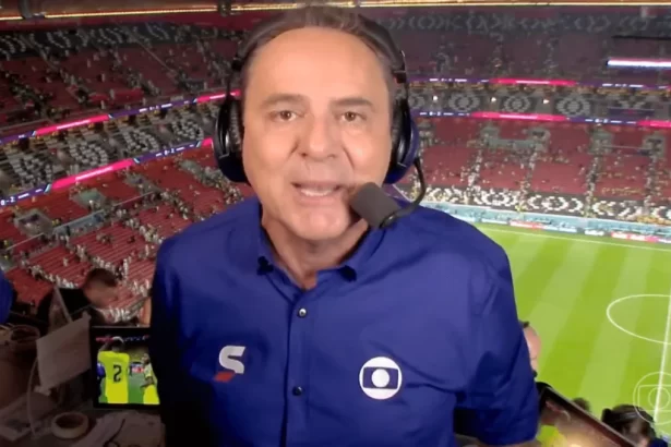 Luís Roberto com o uniforme azul de esportes da Globo, em um estádio da Copa do Mundo 2022