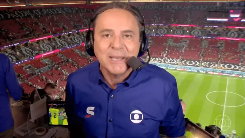 Luís Roberto com o uniforme azul de esportes da Globo, em um estádio da Copa do Mundo 2022