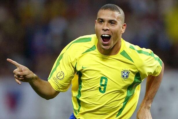 Ronaldo, com a camisa do Brasil, comerando gol e apontando o dedo para o lado na final da Copa do Mundo de 2002