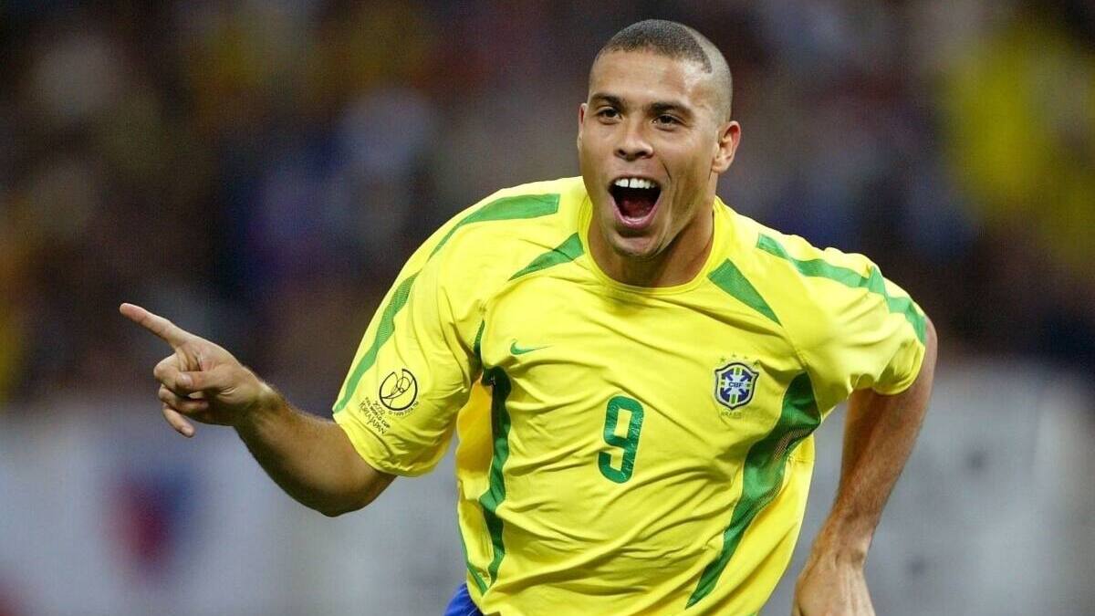 Ronaldo, com a camisa do Brasil, comerando gol e apontando o dedo para o lado na final da Copa do Mundo de 2002