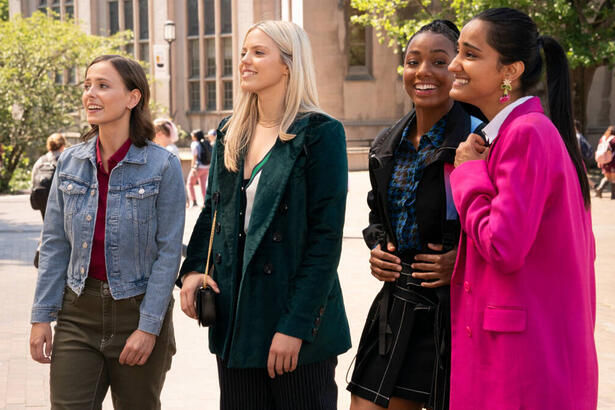 Atriz Pauline Chalamet, Amrit Kaur, Reneé Rapp e Alyah Chanelle Scott, juntas, em trecho da série A Vida Sexual das Universitárias