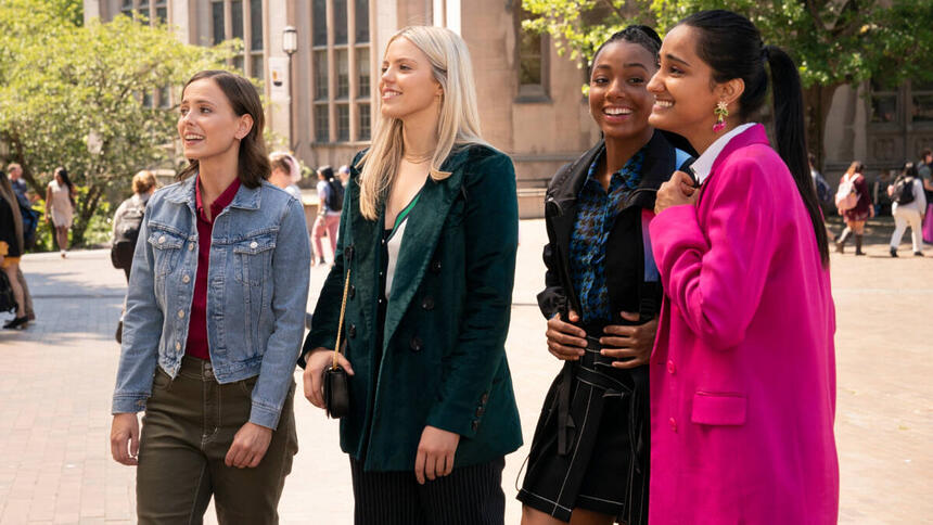 Atriz Pauline Chalamet, Amrit Kaur, Reneé Rapp e Alyah Chanelle Scott, juntas, em trecho da série A Vida Sexual das Universitárias