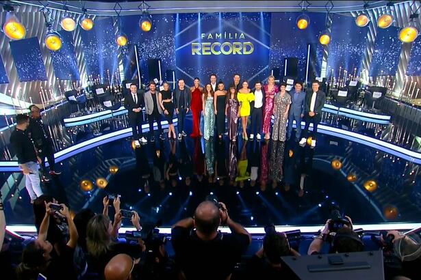 Todos os artistas da Record TV reunidos no palco para tirar uma foto na gravação do Família Record.