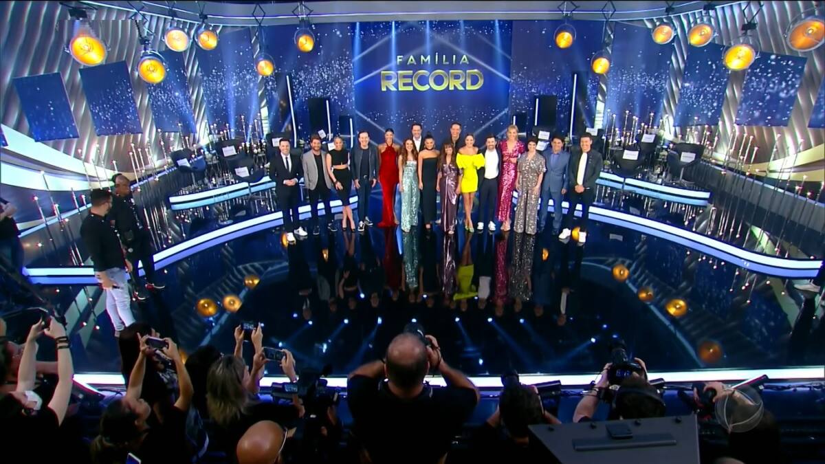Todos os artistas da Record TV reunidos no palco para tirar uma foto na gravação do Família Record.