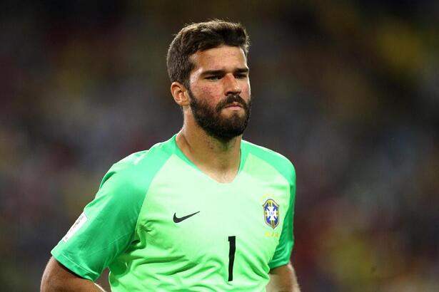 Alisson Becker em campo, com a camisa da Seleção Brasileira