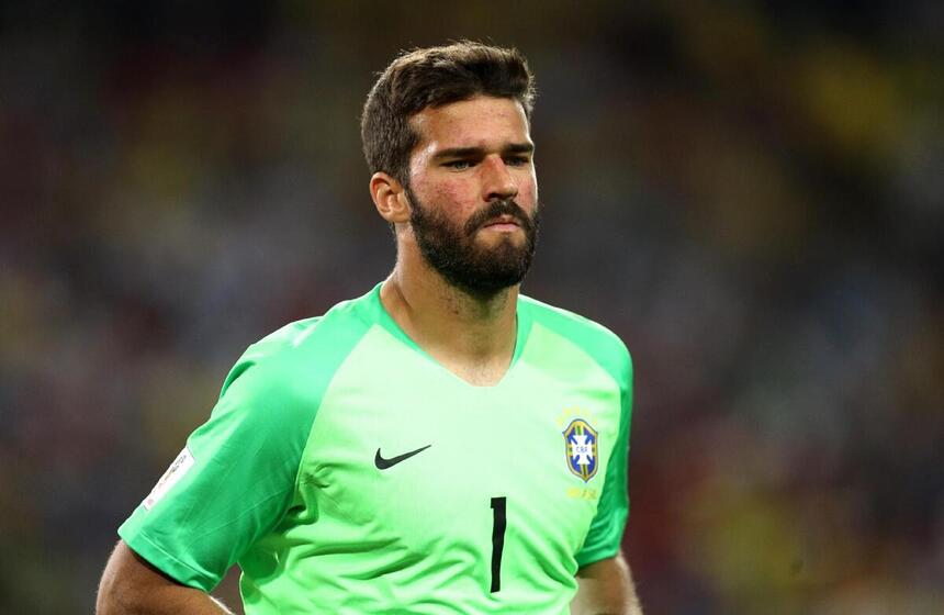 Alisson Becker em campo, com a camisa da Seleção Brasileira