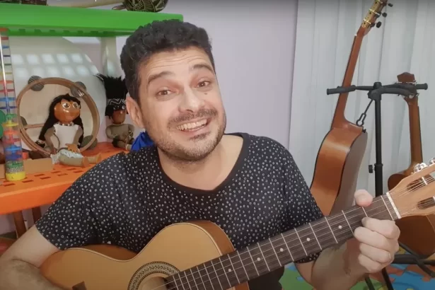 André Curvello, tocando violão, em trecho de uma gravação para a Globo