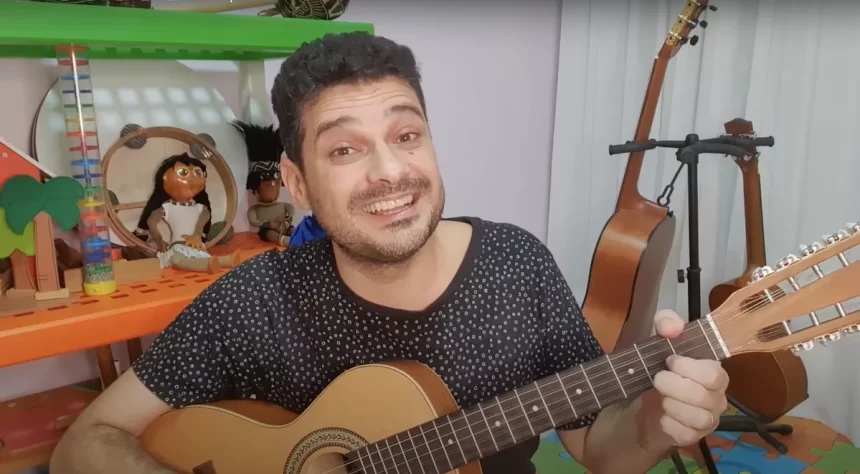 André Curvello, tocando violão, em trecho de uma gravação para a Globo