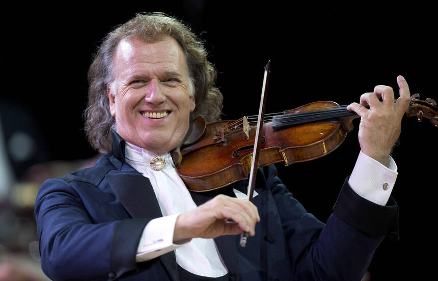 Maestro André Rieu tocando violino, em uma das apresentações da orquestra