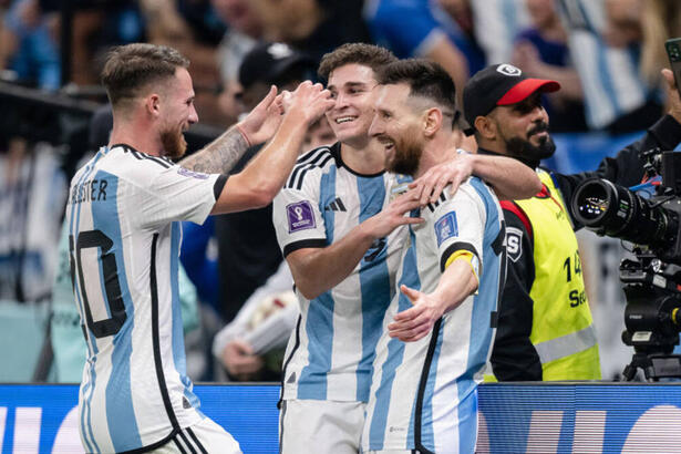 Messi abraçando outros jogadores da Argentina, na comemoração de um gol na Copa do Mundo