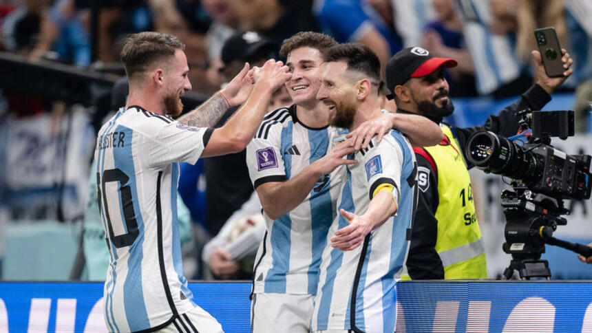 Messi abraçando outros jogadores da Argentina, na comemoração de um gol na Copa do Mundo