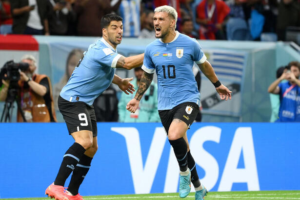 Arrascaeta e Suarez, comemorando gol com a camisa do Uruguai, em jogo pela Copa do Mundo