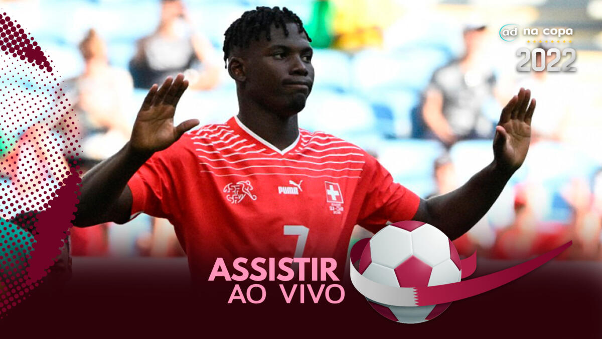 Jogador Embolo, com a camisa da Suíça,, na arte de onde assistir ao jogo Sérvia x Suíça