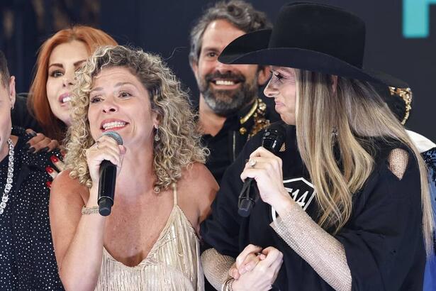 Bárbara Borges chora de emoção e Adriane Galisteu a segura na grande final de A Fazenda 14