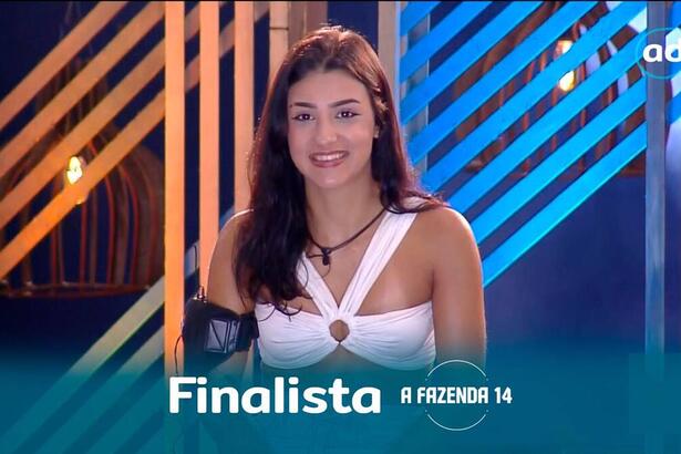 Bia finalista de A Fazenda 14, na imagem bastante sorridente vestida com uma blusa branca