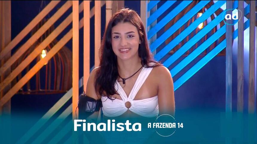 Bia finalista de A Fazenda 14, na imagem bastante sorridente vestida com uma blusa branca