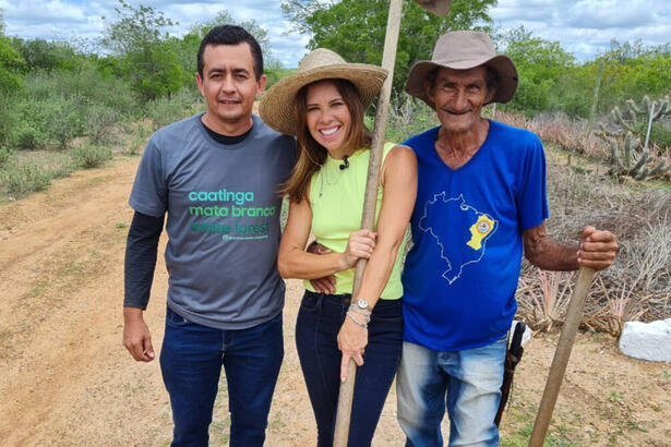 Camila Marinho, ao lado de moradores na Uauá, posando com enxadas na caatinga