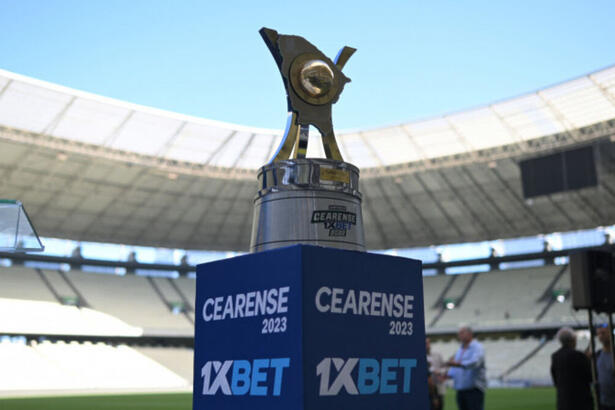 Taça do Campeonato Cearense, posada com o estádio Castelão ao fundo