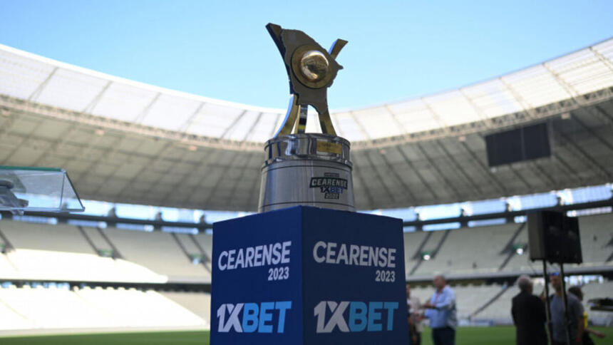 Taça do Campeonato Cearense, posada com o estádio Castelão ao fundo