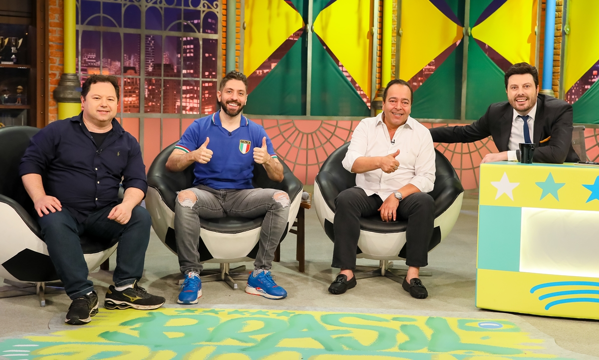 Humoristas convidados sentados num banco branco, ao lado de Danilo Gentili durante entrevista no The Noite, do SBT