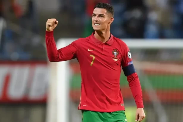 Cristiano Ronaldo em campo com a camisa de Portugal