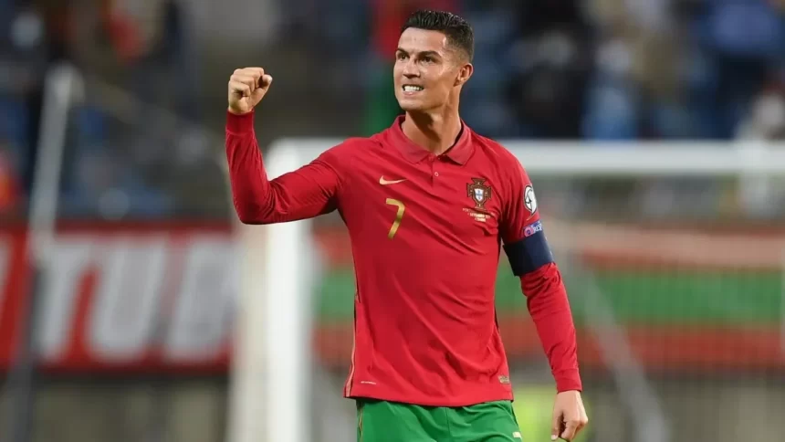 Cristiano Ronaldo em campo com a camisa de Portugal