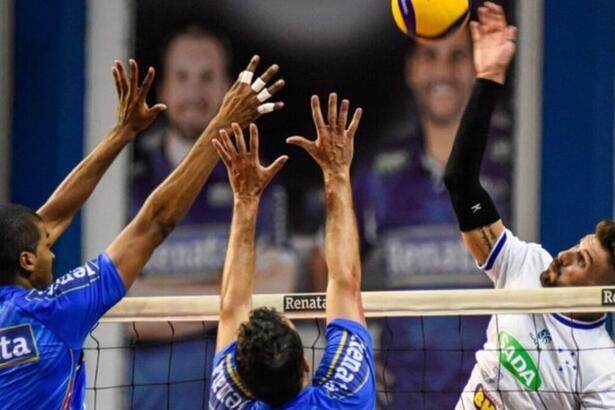 Trecho de um jogo de vôlei entre Cruzeiro e Campinas, na rede de disputa