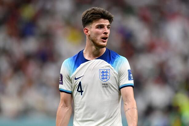 Jogador Declan Rice, em campo com a camisa 4 da Inglaterra, durante jogo da Copa do Mundo 2022