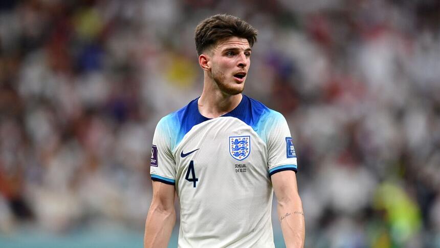 Jogador Declan Rice, em campo com a camisa 4 da Inglaterra, durante jogo da Copa do Mundo 2022