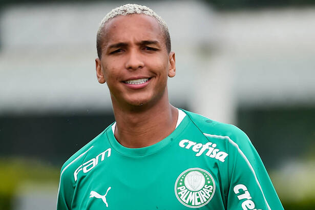 Dayverson, jogador do Palmeiras, durante o treino na Academia de Futebol da Barra Funda, em São Paulo