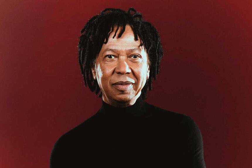 Djavan de camisa manga longa preta durante ensaio fotográfico para divulgação do álbum "D"