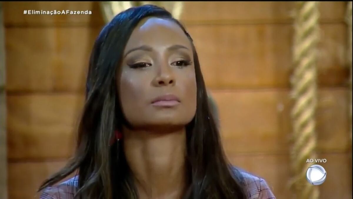 Drika durante sua participação em Fazenda 11 com semblante sério.