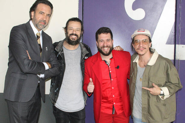 Jorge Lordello de terno e gravata, Patrick Maia e Nando Viana no meio de Maurício Meirelles de vermelho nos bastidores do especial de Natal do Foi Mau