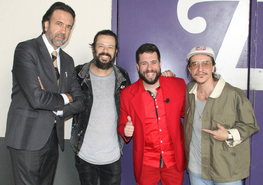 Jorge Lordello de terno e gravata, Patrick Maia e Nando Viana no meio de Maurício Meirelles de vermelho nos bastidores do especial de Natal do Foi Mau