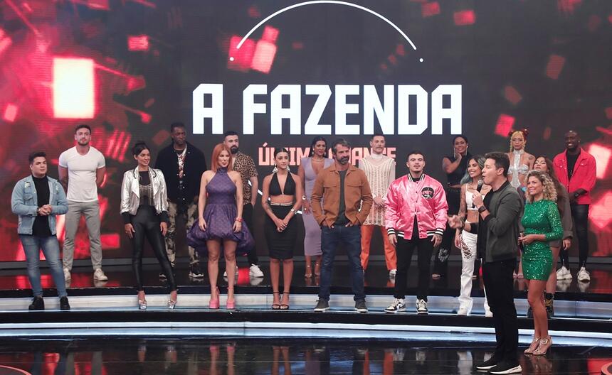 Elenco de A Fazenda 14 no palco do 'Hora do Faro' posicionados num degrau; Rodrigo Faro e Bárbara Borges posicionados na frente deles durante gravação de um quadro especial