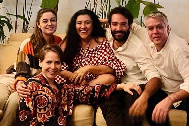 Regina Casé, Sophie Charlotte, Letícia Colin, Fábio Assunção e Humberto Carrão sentados num sofá durante reunião de elenco em São Paulo