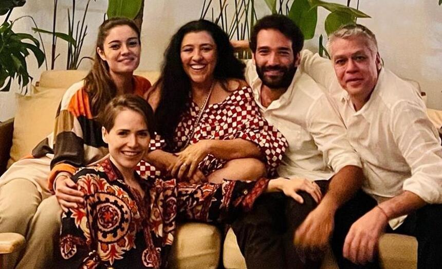 Regina Casé, Sophie Charlotte, Letícia Colin, Fábio Assunção e Humberto Carrão sentados num sofá durante reunião de elenco em São Paulo