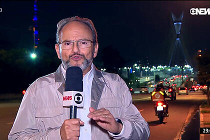 Ernesto Paglia segura o microfone da Globo em reportagem na GloboNews