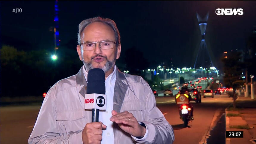 Ernesto Paglia segura o microfone da Globo em reportagem na GloboNews