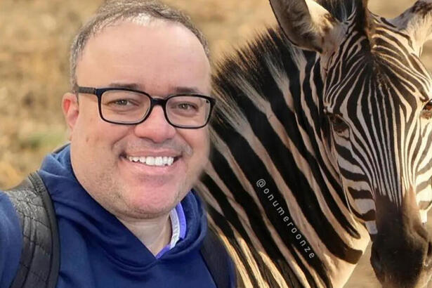 Everaldo Marques em uma montagem ao lado de uma zebra