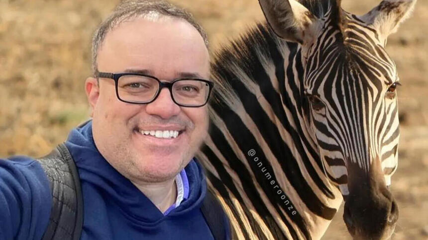 Everaldo Marques em uma montagem ao lado de uma zebra