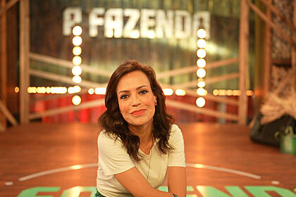 Fabiana Oliveira sentada no centro do palco de A Fazenda 14